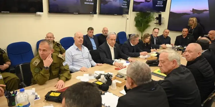 El primer ministro de Israel, Benjamin Netanyahu, convocó al Gabinete de Guerra con carácter de urgencia en la madrugada de este domingo en respuesta al ataque con drones y misiles iniciados por Irán contra su territorio. EFE