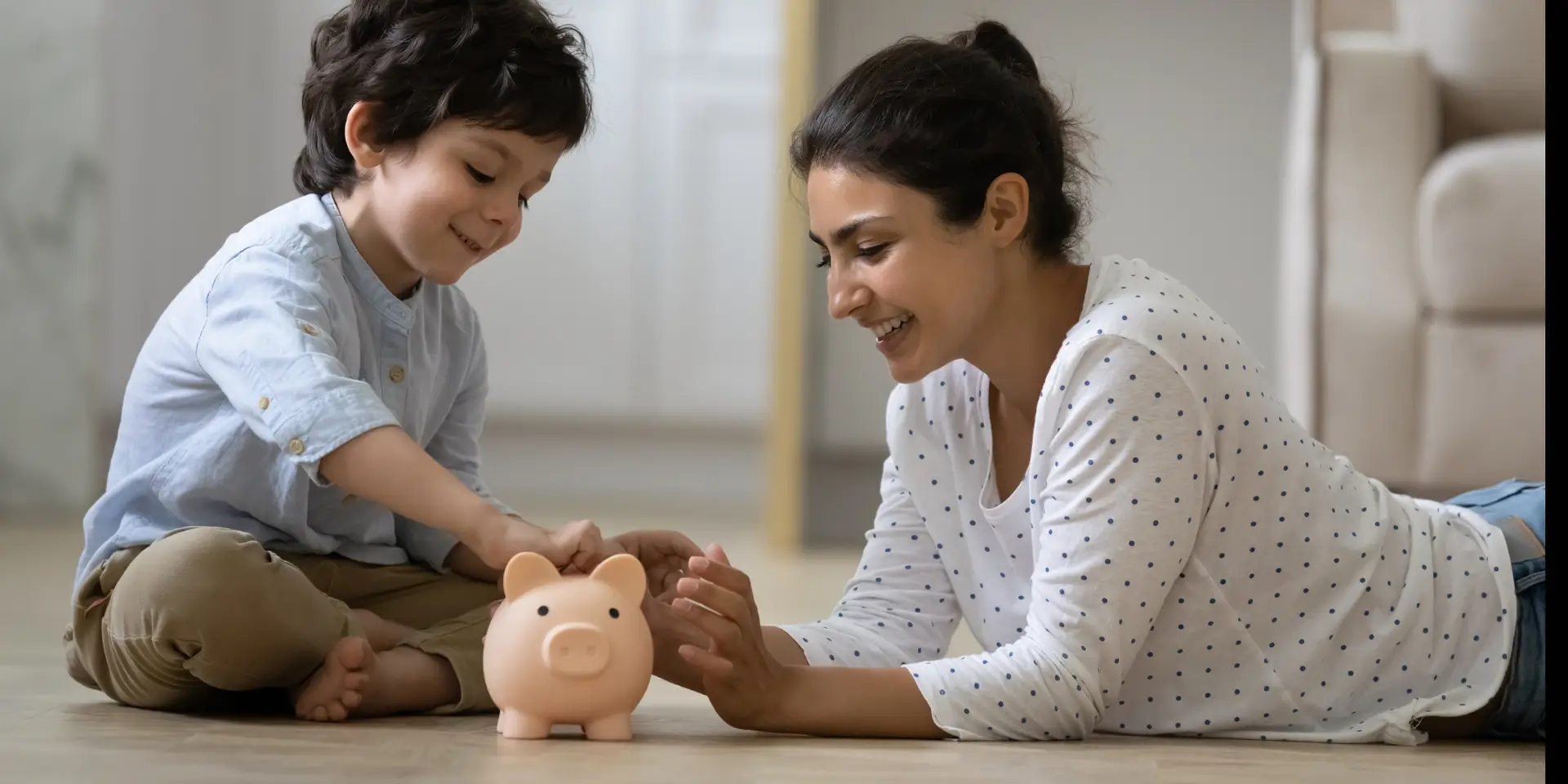 Mamá enseñando sobre el ahorro a su hijo