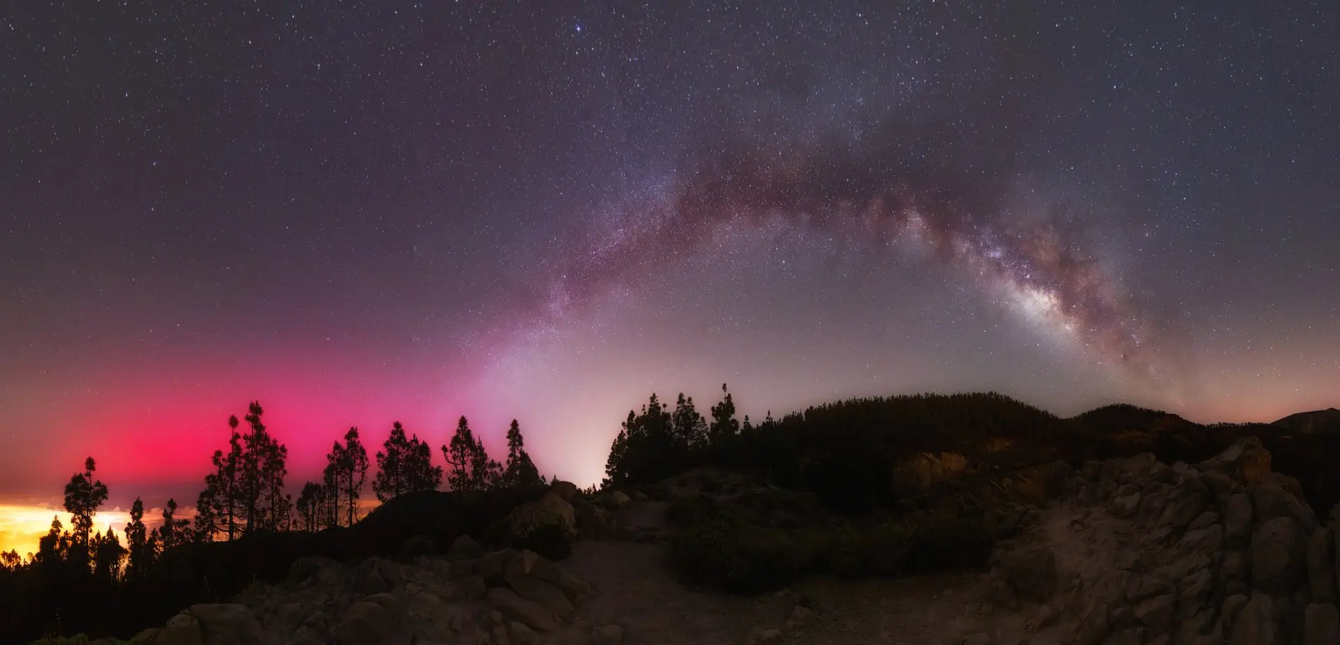 Foto del arco de la Vía Láctea y una aurora boreal juntas desde la cumbre de Tenerife. (Fuente: PhotoshotTen en X)