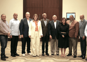 Adopron Discute con Especialistas y Comerciantes Alta Carga Tributaria al Ron