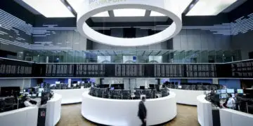 Las Bolsas Europeas Avanzan Impulsadas por Estímulos en China y Repunte de Empresas de Lujo