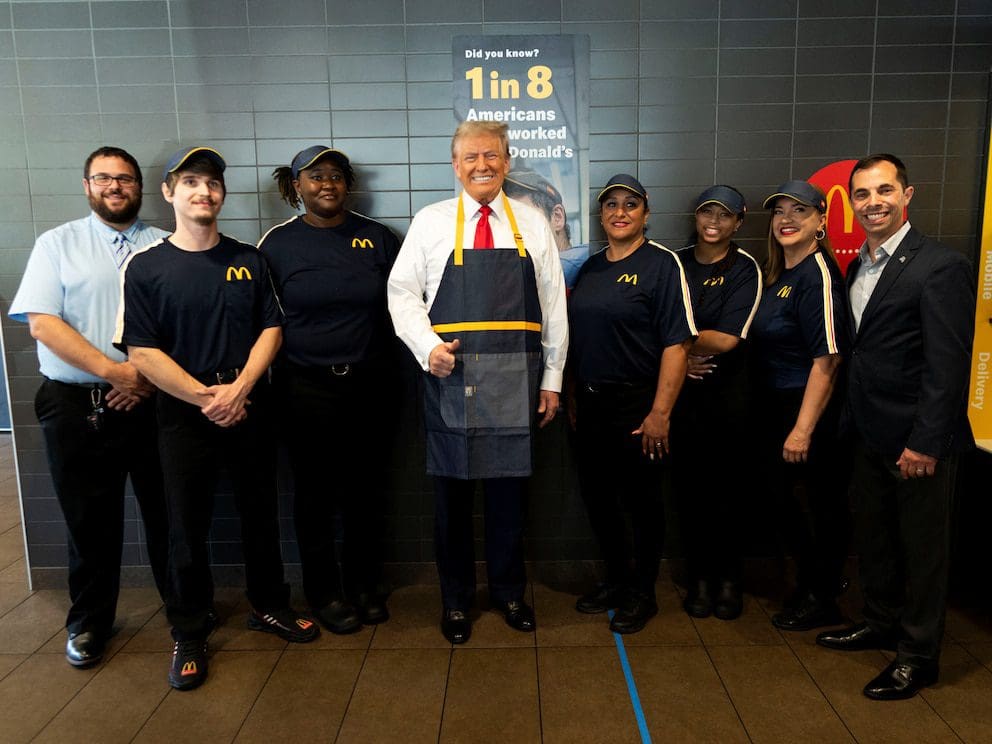 Trump se tomó una foto con los empleados del McDonald's de Feasterville-Trevose, en Pensilvania (Doug Mills/Pool via REUTERS)