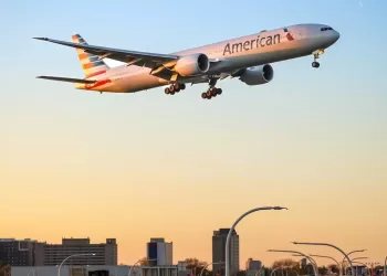 American Airlines Implementa Tecnología para Frenar a los Colados en las Filas