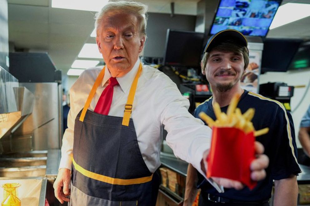 Trump hizo campaña en un local de McDonald's de Pensilvania, uno de los estados clave de la carrera presidencial (Doug Mills/Pool via REUTERS)