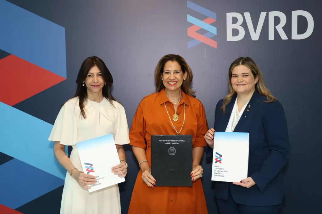 En la foto se encuentran las encargadas de firmar el convenio entre la BVRD y Guardianes de la Academia