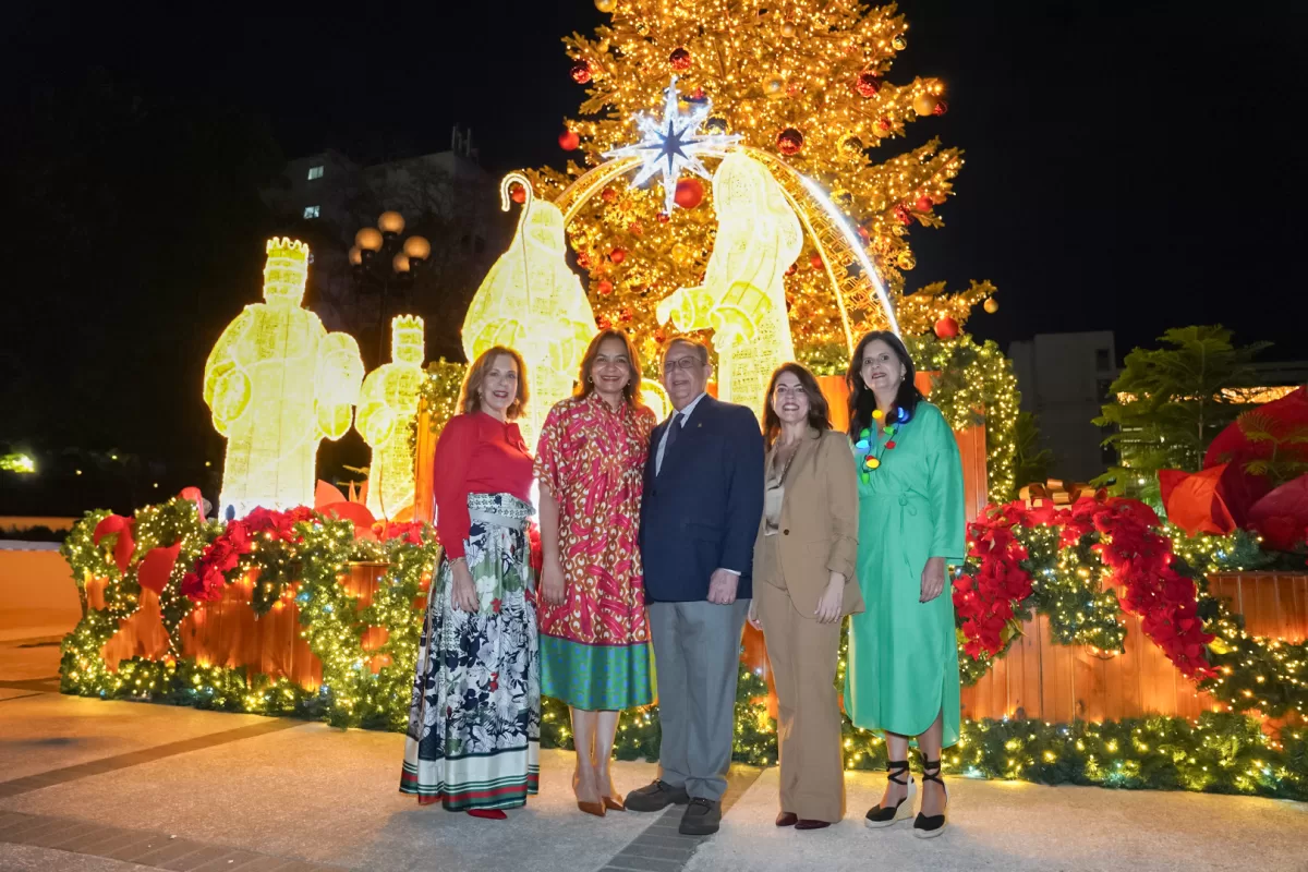 Clarissa de la Rocha, Olga Morel, Héctor Valdez Albizu, Shanttal Zuleta y Karina Ramos.