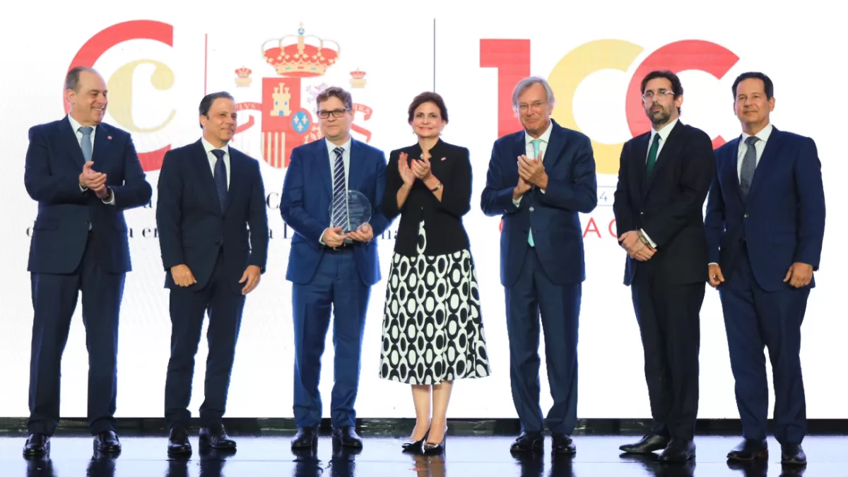 La Vicepresidenta Raquel Peña junto a miembros de la Cámara Española de Comercio