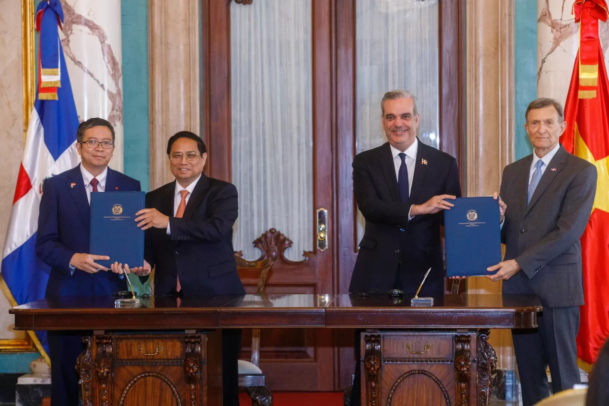 El presidente Luis Abinader y el primer ministro de Vietnam, Pham Minh Chinh, firmando memorandos de entendimiento en el Palacio Nacional.