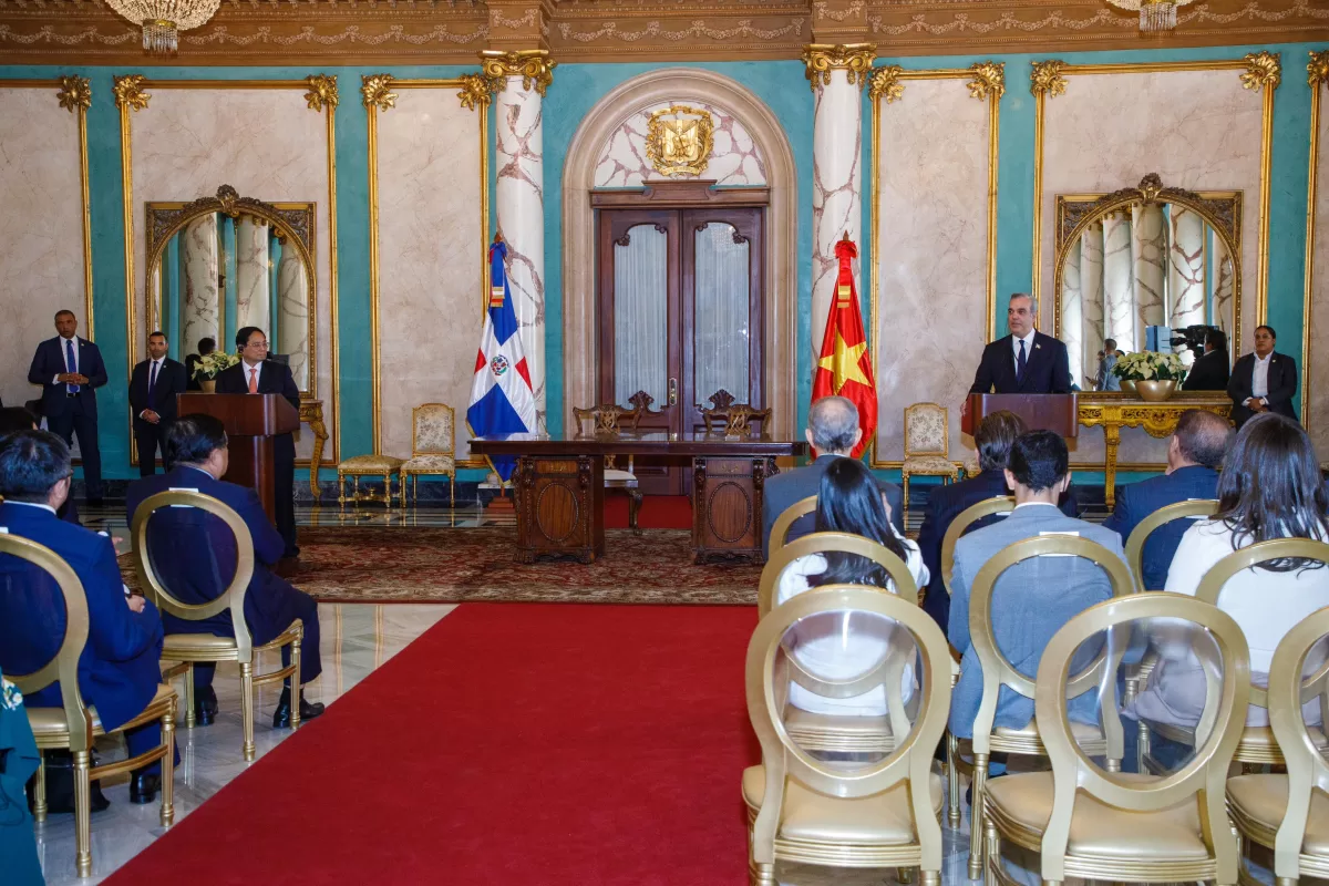 Luis Abinader y Pham Minh Chinh durante la ceremonia de firma de acuerdos históricos para fortalecer la cooperación bilateral