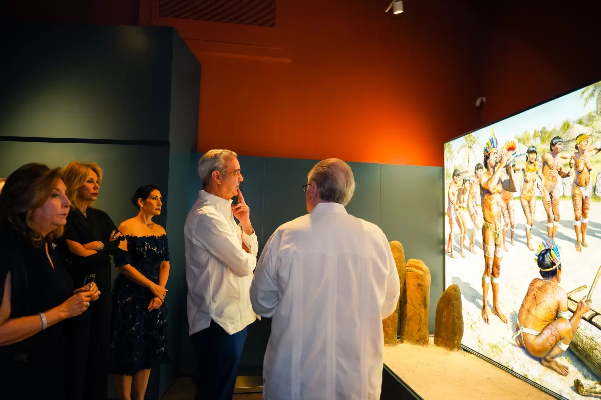 El Presidente Luis Abinader durante el recorrido realizado por el Centro Cultural Taíno Casa del Cordón.