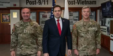 Senador Marco Rubio junto a dos militares de Estados Unidos