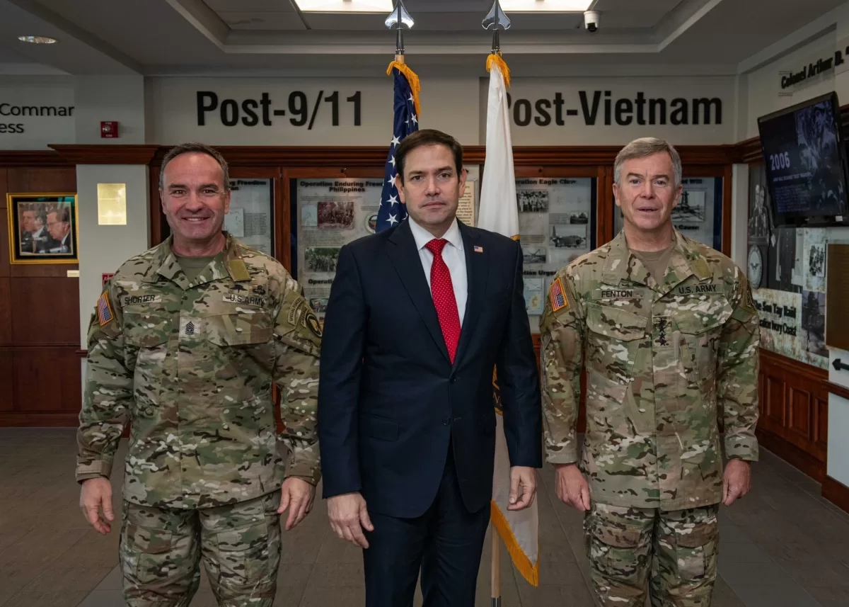 Senador Marco Rubio junto a dos militares de Estados Unidos