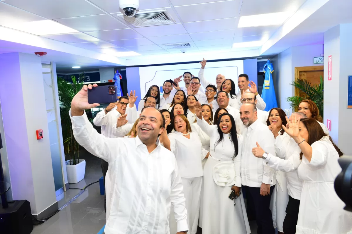 Foto del Presidente del Banco de Reservas, Samuel Pereyra con personal de la nueva oficina de Nagua