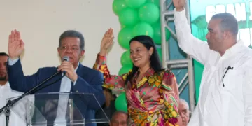 Foto de juramentación de Yajaria Santana en la Fuerza del Pueblo