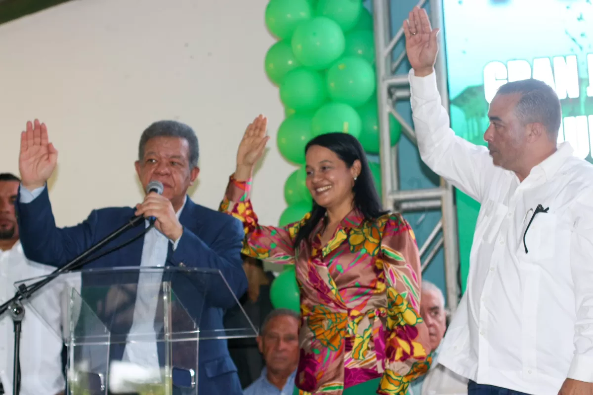 Foto de juramentación de Yajaria Santana en la Fuerza del Pueblo