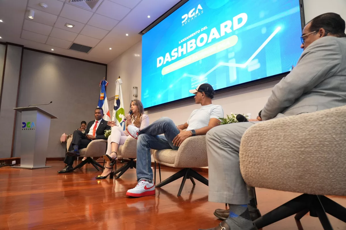 Panelistas presentando el Dashboard de comercio exterior de la DGA