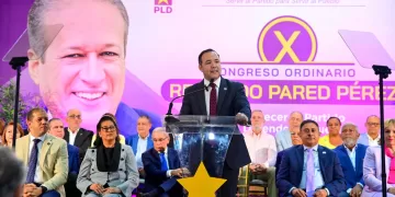 Foto de Johnny Pujols dando el discurso de cierre delX congreso Reinaldo Pared Pérez