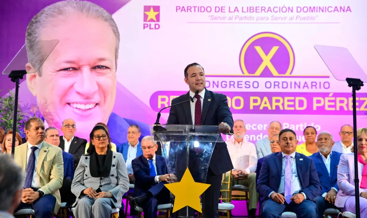 Foto de Johnny Pujols dando el discurso de cierre delX congreso Reinaldo Pared Pérez