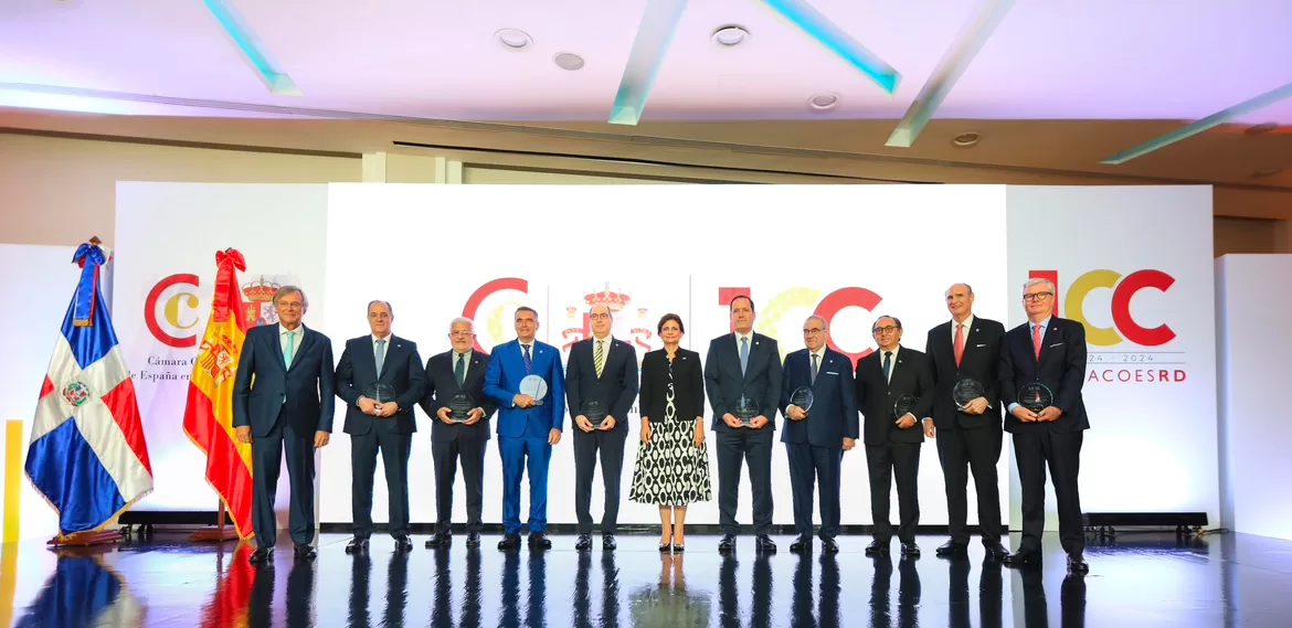 La Vicepresidenta Raquel Peña junto a miembros de la Cámara Española de Comercio