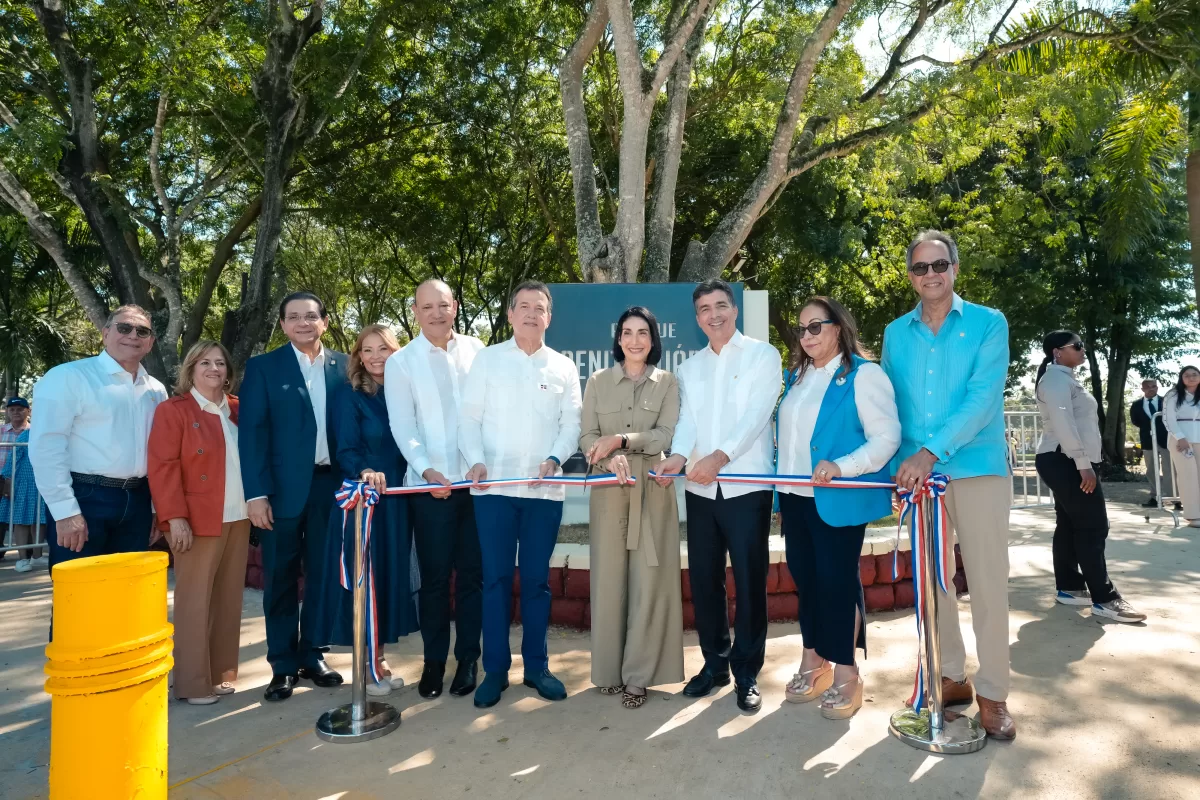 Foto de la inauguración del parque Benito Juarez en Santiago, RD, cortando la cinta