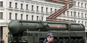 Un tanque transportando un misil de largo alcance