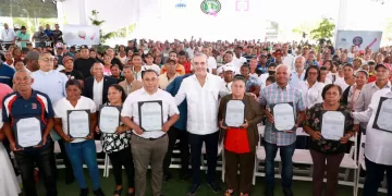 Más de 700 Familias Reciben Títulos de Propiedad por Parte del Presidente Abinader