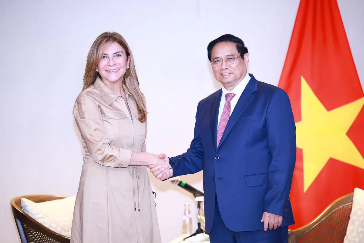 Carolina Mejía, alcaldesa del Distrito Nacional, junto al primer ministro de Vietnam, Pham Minh Chính, durante un importante encuentro diplomático en Santo Domingo.