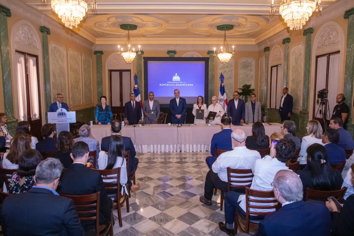 Presidente Abinader encabeza firma de convenio entre el Museo Americano de Historia Natural y el Museo Nacional de Historia Natural