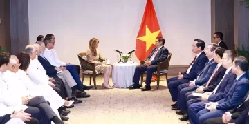 Las delegaciones de República Dominicana, encabezada por Carolina Mejía, y de Vietnam, liderada por Pham Minh Chính, durante una reunión diplomática en el Hotel Embajador.
