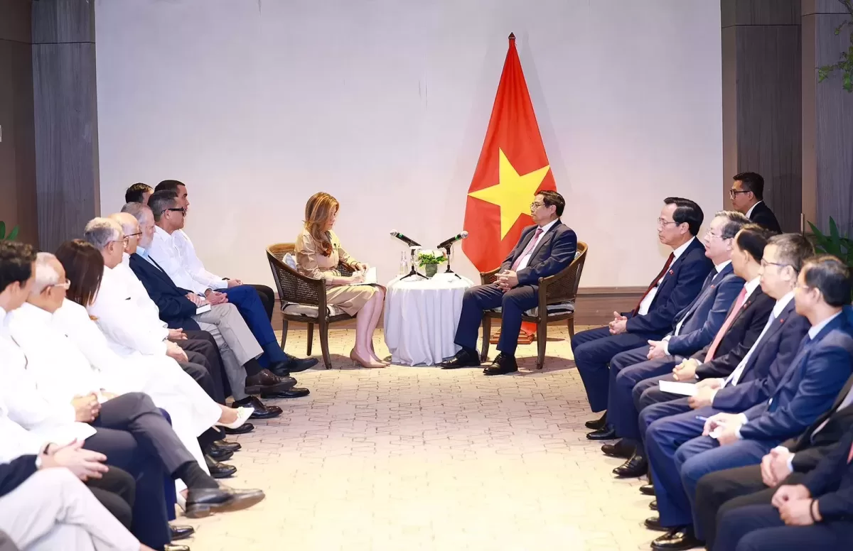 Las delegaciones de República Dominicana, encabezada por Carolina Mejía, y de Vietnam, liderada por Pham Minh Chính, durante una reunión diplomática en el Hotel Embajador.