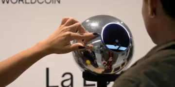 Imagen de una persona registrando su iris en una maquina orb de worldcoin