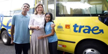 Raquel Peña entregando autobuses de Trae