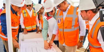 Deligne Asención supervisando las obras en la Isabel Aguiar