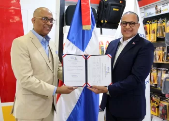 Gustavo Velásquez, gerente general de TDP Dominicana y Ángel David Taveras Difo, director ejecutivo del ODAC.