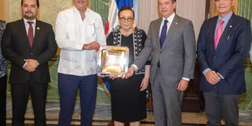 Miriam German recibiendo reconocimiento