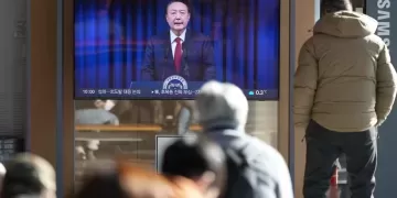 El presidente surcoreano Yoon Suk Yeo dando un breve discurso a la nación