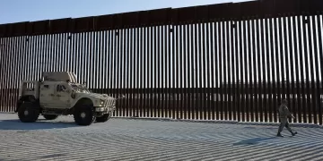 Se espera que el Pentágono despliegue hasta 1.500 agentes en la frontera de México con Estados Unidos. (REUTERS/Mike Blake)