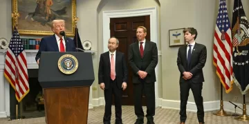 De izquierda a derecha, se ve al presidente Donald Trump con Masayoshi Son, Larry Ellison y Sam Altman en la Casa Blanca el martes. Jim Watson/AFP/Getty Images