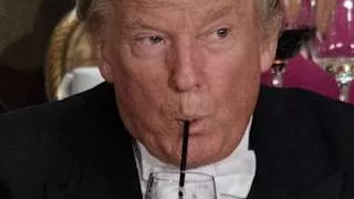 Foto de Donald Trump con pajita de plástico