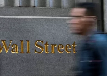 Wall Street cierra con pérdidas arrastrado por caída de Walmart