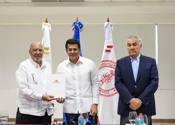 El ministro de Turismo, David Collado, entregó este jueves un fondo de US$1,000,000