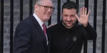 El primer ministro británico, Keir Starmer, a la izquierda, recibe al presidente de Ucrania, Volodymyr Zelenskyy, en Downing Street, Londres, Inglaterra, el sábado 1 de marzo de 2025. (AP Foto/Kin Cheung)