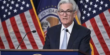 Jerome Powell, presidente de la FED, en una rueda de prensa. Imagen cortesía de perfil de la FED en Flickr,