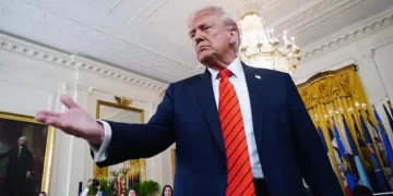 Fotografía de archivo del presidente estadounidense, Donald Trump, habla ante invitados en la Casa Blanca en Washington, DC, Estados Unidos. EFE/EPA/Bonnie Cash