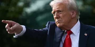 Donald Trump señala enfáticamente al responder preguntas sobre la Universidad de Harvard en conferencia de prensa