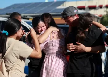 La gente llora y se abraza cerca del club nocturno Jet Set en Santo Domingo