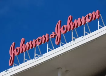Juez Rechaza Plan de Bancarrota de $10,000 Millones de J&J