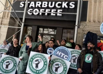 Starbucks Enfrenta Presión Sindical por Salario Base de $20 y Críticas por Inequidad
