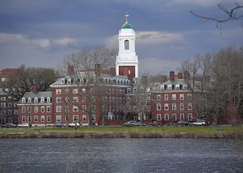 Harvard Demanda al Gobierno de EE.UU. por Congelamiento de Fondos