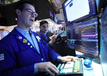 Wall Street Sube Tras Tono Más Suave de Trump Sobre la Fed